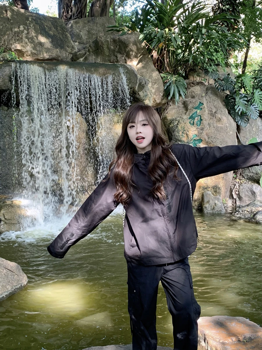 

Женская ветрозащитная и водонепроницаемая куртка Lo Cheng для активного отдыха, весна-осень, свободного кроя, с капюшоном, повседневная, для поездок на работу