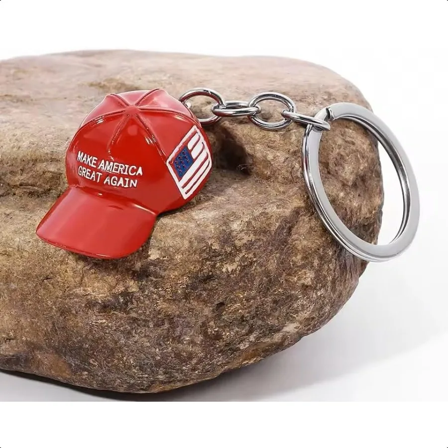 مجموعة من 3 سلاسل مفاتيح معدنية على شكل قبعة MAGA حمراء مع سلسلة مفاتيح وطنية بعلم الولايات المتحدة الأمريكية للرجال والنساء