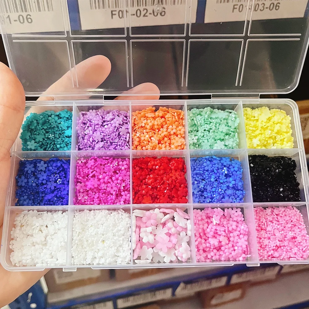 

1 коробка смешанных 3D-украшений для ногтей: акриловые цветы, кавайные цветочные лепестки из смолы, разноцветные стразы, декоративные камни для маникюра своими руками