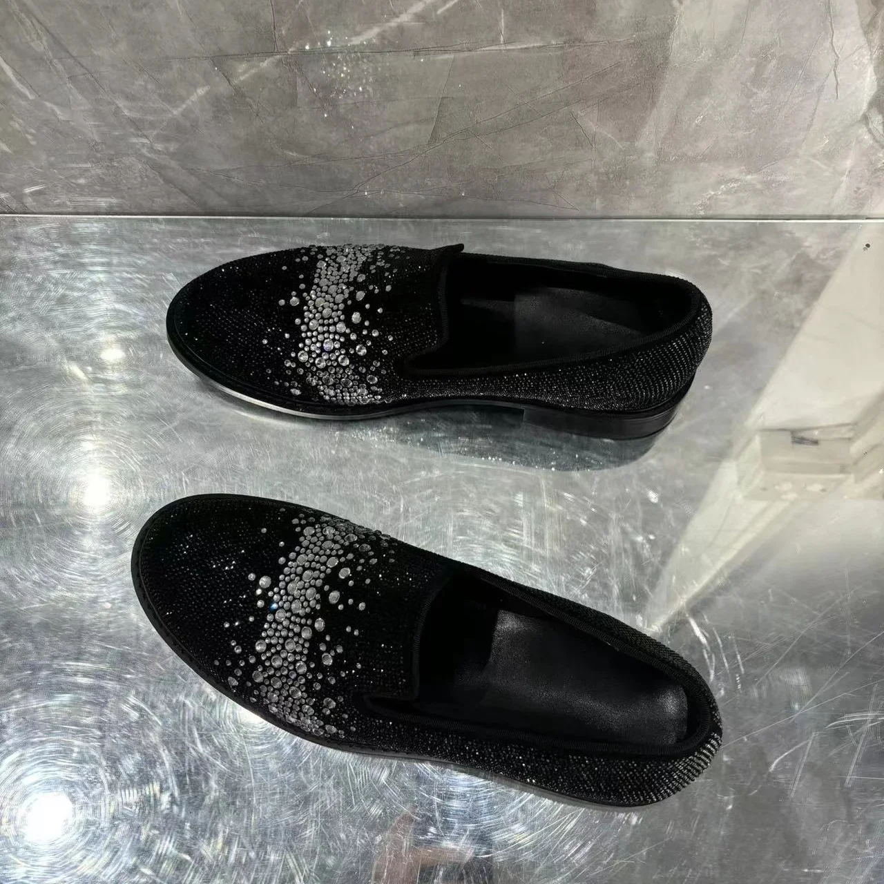 

2024 Весенняя новая мужская повседневная обувь с острым носком на тонкой подошве, дизайнерский комплект со стразами, офисные свадебные мужские модельные туфли без шнуровки