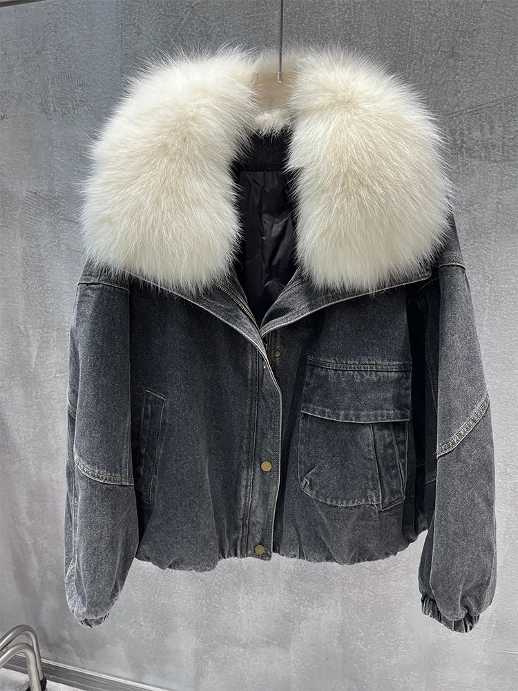 سترة نسائية شتوية جديدة لعام 2025 من قماش الدنيم ملابس خارجية فاخرة معاطف نسائية بياقة من فرو الثعلب الحقيقي سترة من ريش الإوز الطبيعي تخفيضات كبيرة