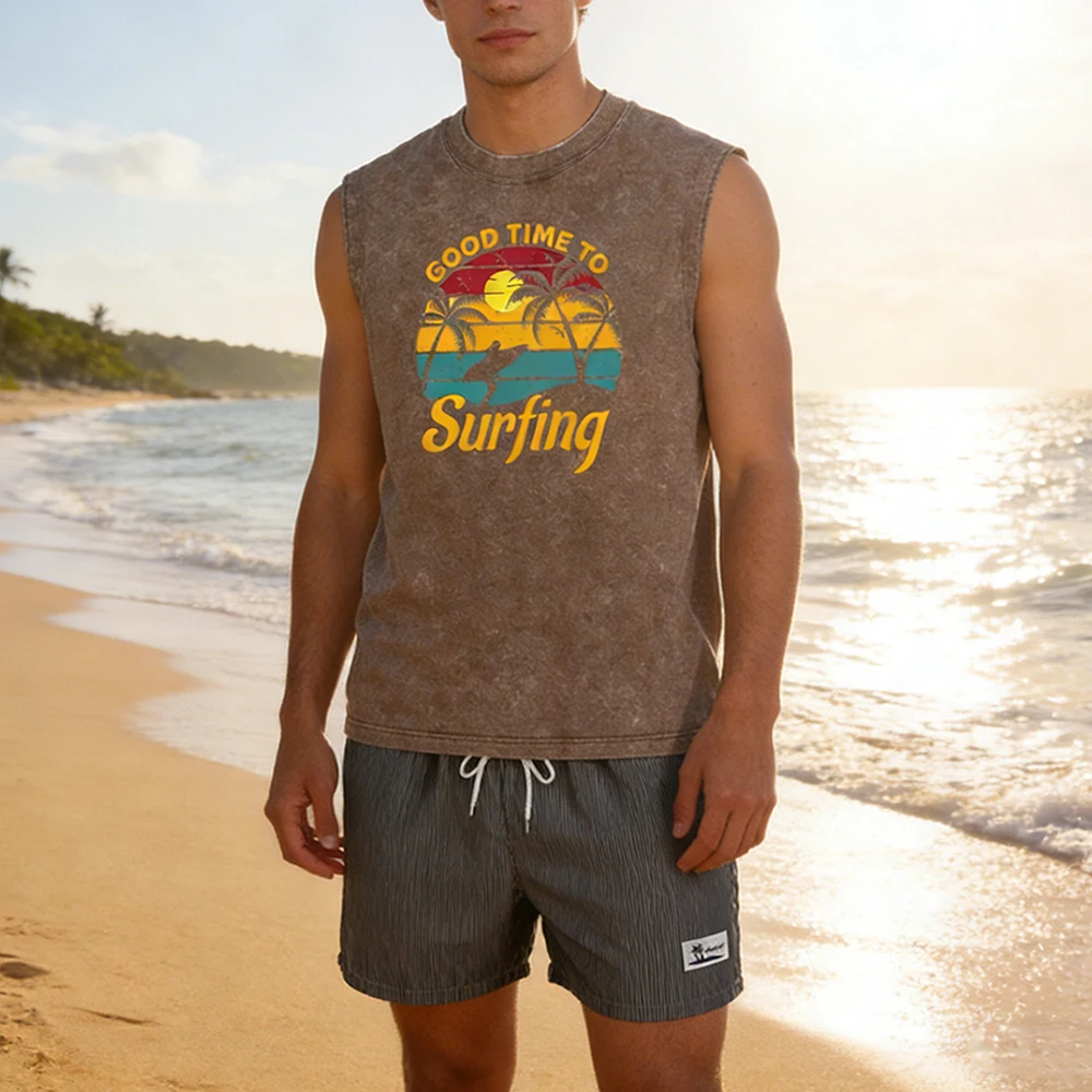 

Мужской быстросохнущий комплект из двух предметов: винтажная футболка без рукавов с эффектом потертости и полосатые плавательные шорты с принтом "Good Time To Surfing"