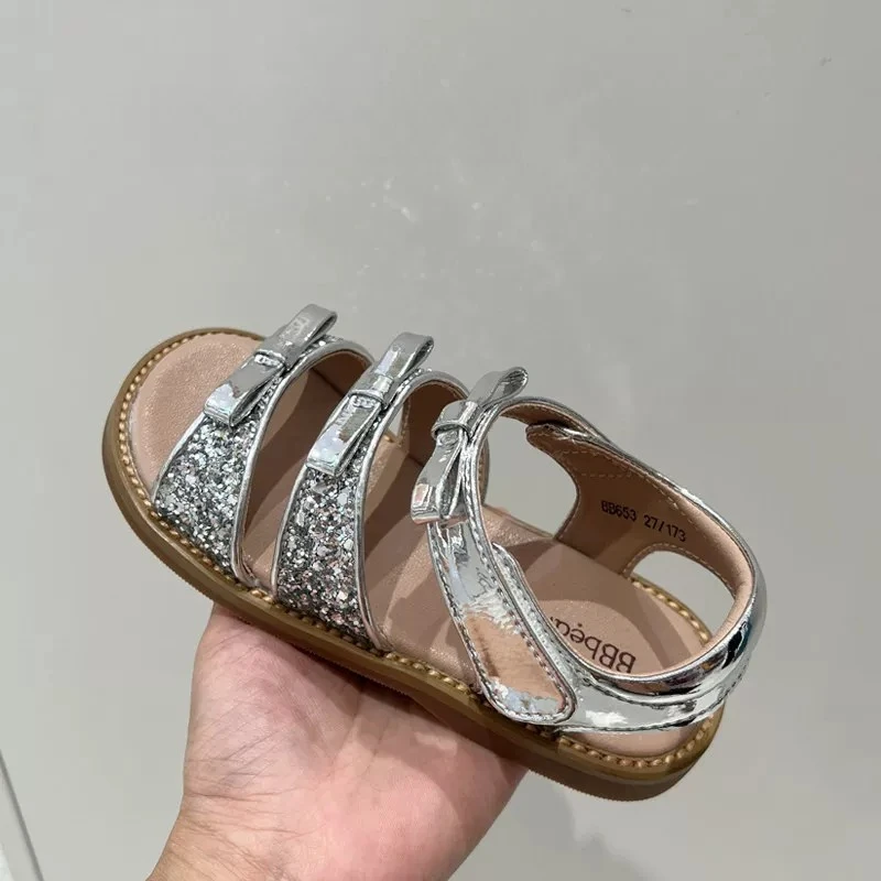 Mädchen Metallic-Leder-Sandalen mit süßer Schleife 2026 Neue Sommer-Kinder-Strandsandalen Rutschfeste Einfache Prinzessinnen-Party-Sandalen – Detail 3