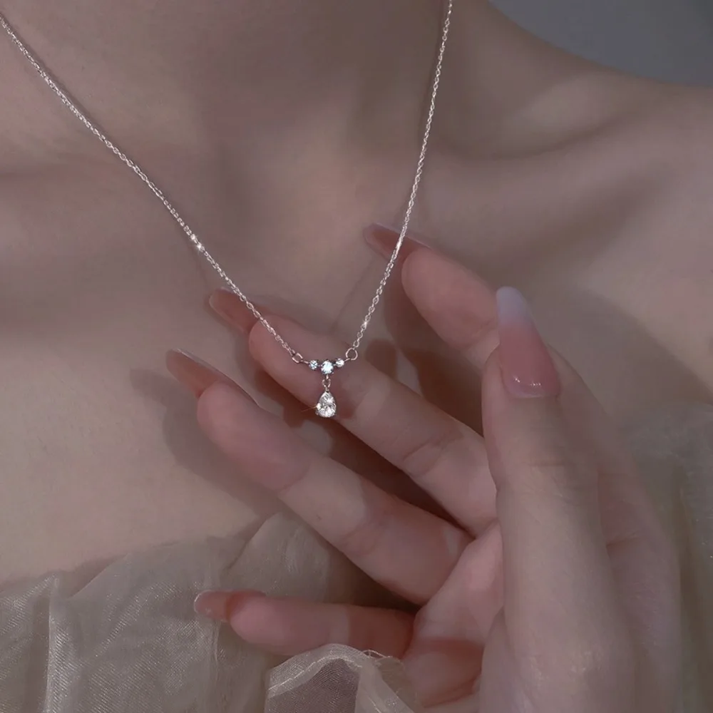 نمط رومانسي رائع قطرة الماء قلادة فاخرة شكل هندسي ضوء فاخر المتخصصة سلسلة الترقوة بسيطة