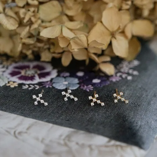 

S925 pure silver mini diamond-set cross-shaped stud earrings for women. Elegant and fashionable, versatile ear accessories.