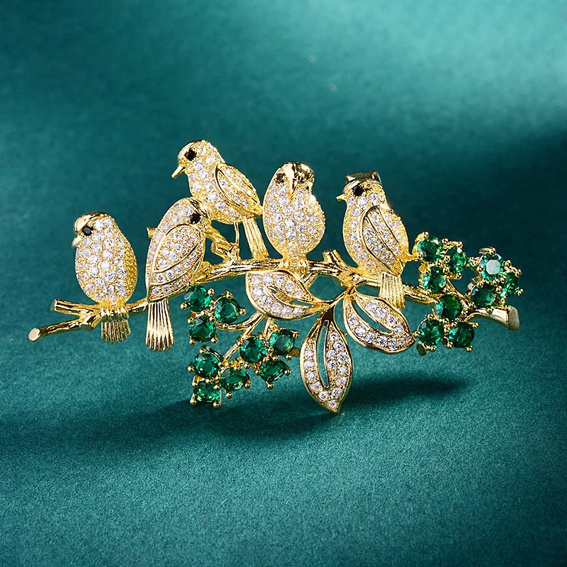 Chinese Style Auspicious Lucky Magpies On Branch Inlaid Sparkling Emerald Green Zircon Luxury Brooch Pin For Cheongsam Blazer