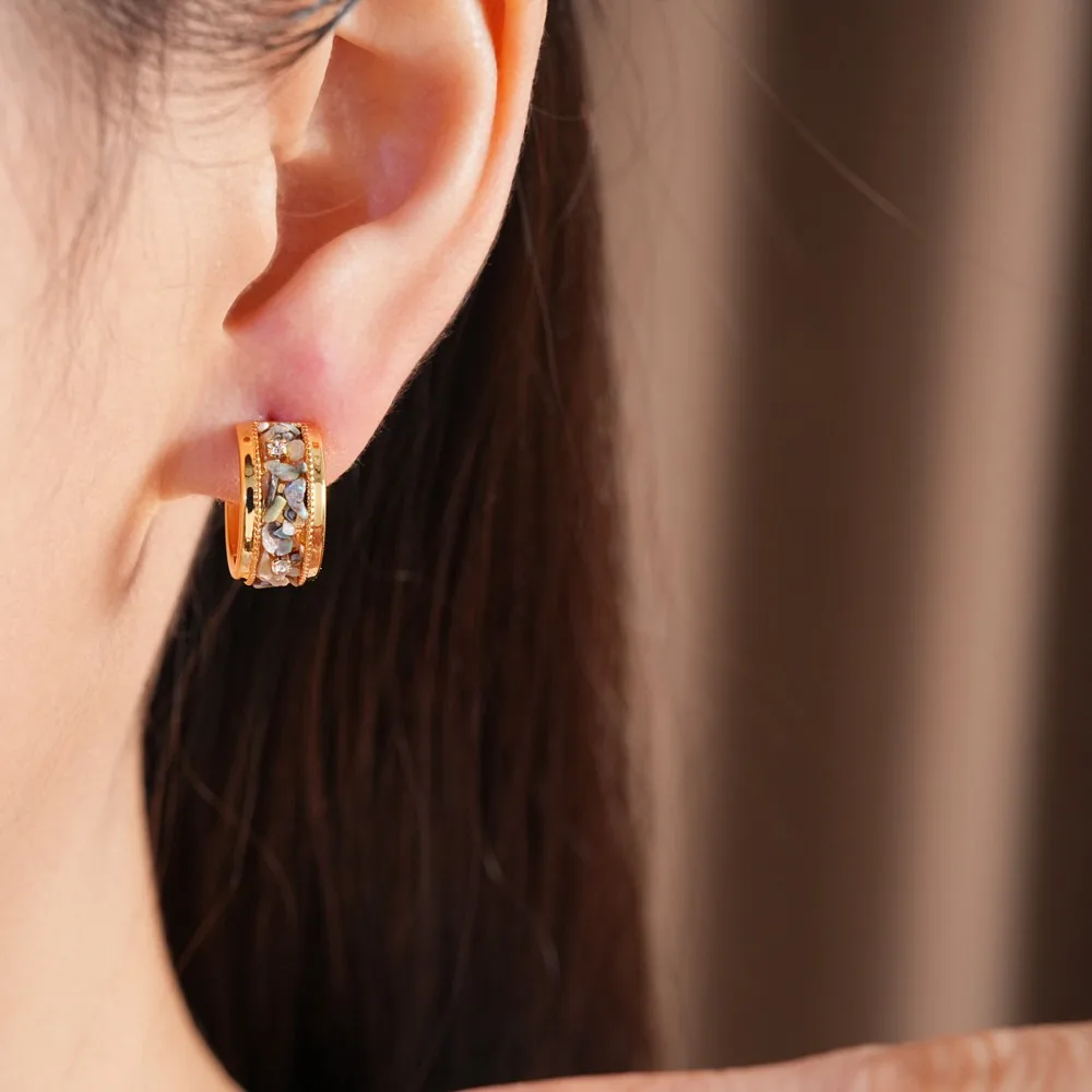 Minimalist Luxe Gold Tone Multi Shell Chip Inlaid C Shape Stud Earrings for Women Couple Date Romantic Dinner Fashion Jewelry
