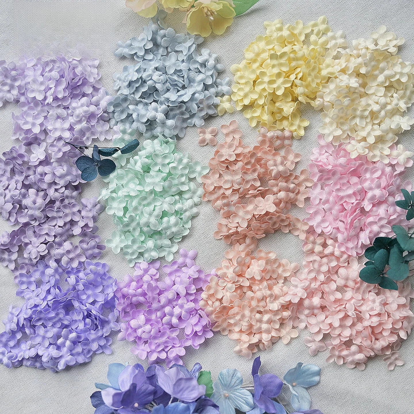 

200PCS/Pack.Satin Pleated Petal Wedding Dress Headwear.Doll Dress Hot Pressed Shaping Material Bell Orchid .3D Fabric Petals