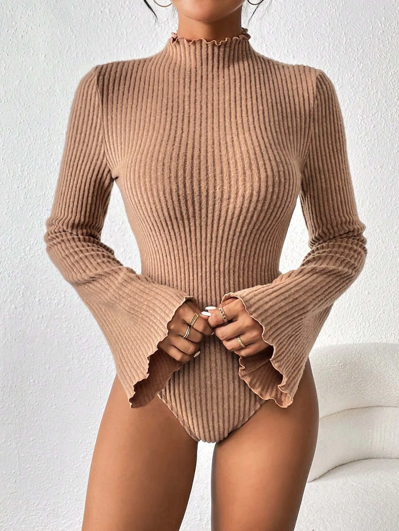 Damen-Bodysuit aus geripptem Strick in Khaki mit Stehkragen und ausgestellten langen Ärmeln, lässiger, schmal geschnittener Einteiler für den Alltag, Streetwear und Herbst-Styling – Detail 2