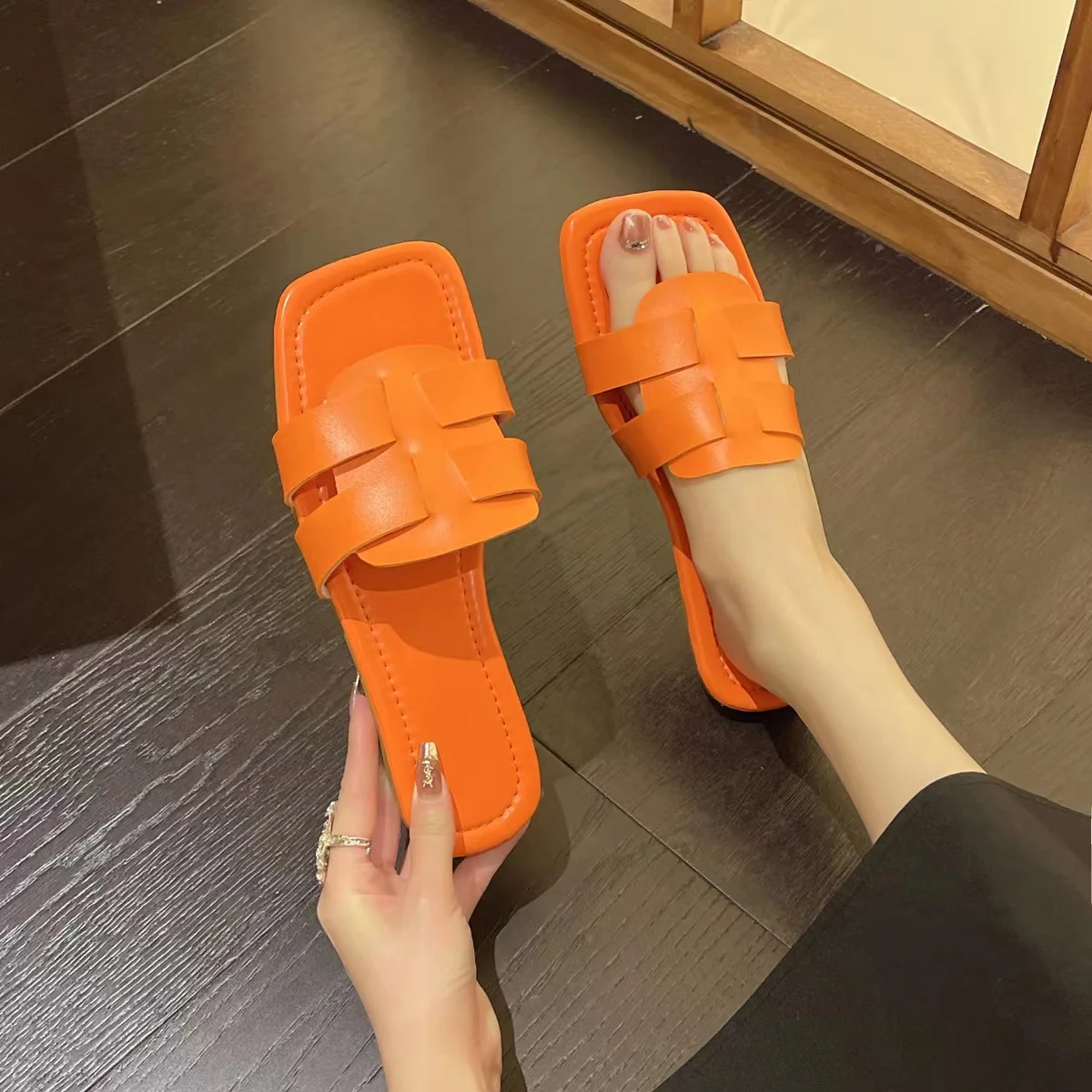 

2023 New Large Flat French Retro Versatile Roman Sandals Fairy Style One Line Slippers, Available in Multiple Colors