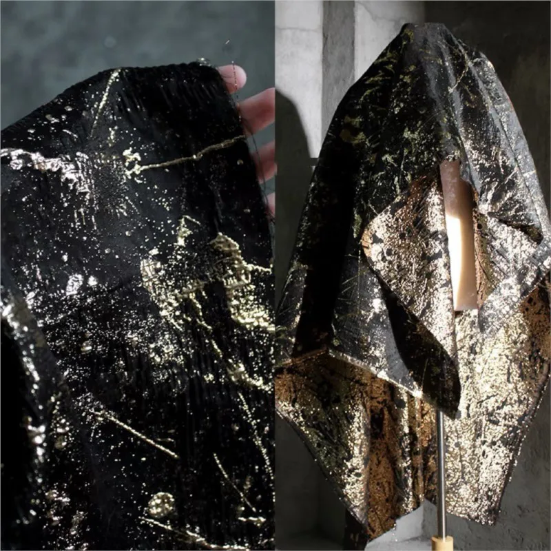 Irregular gold-embossed spray-painted double-sided jacquard fabric can be cut into outer dress design