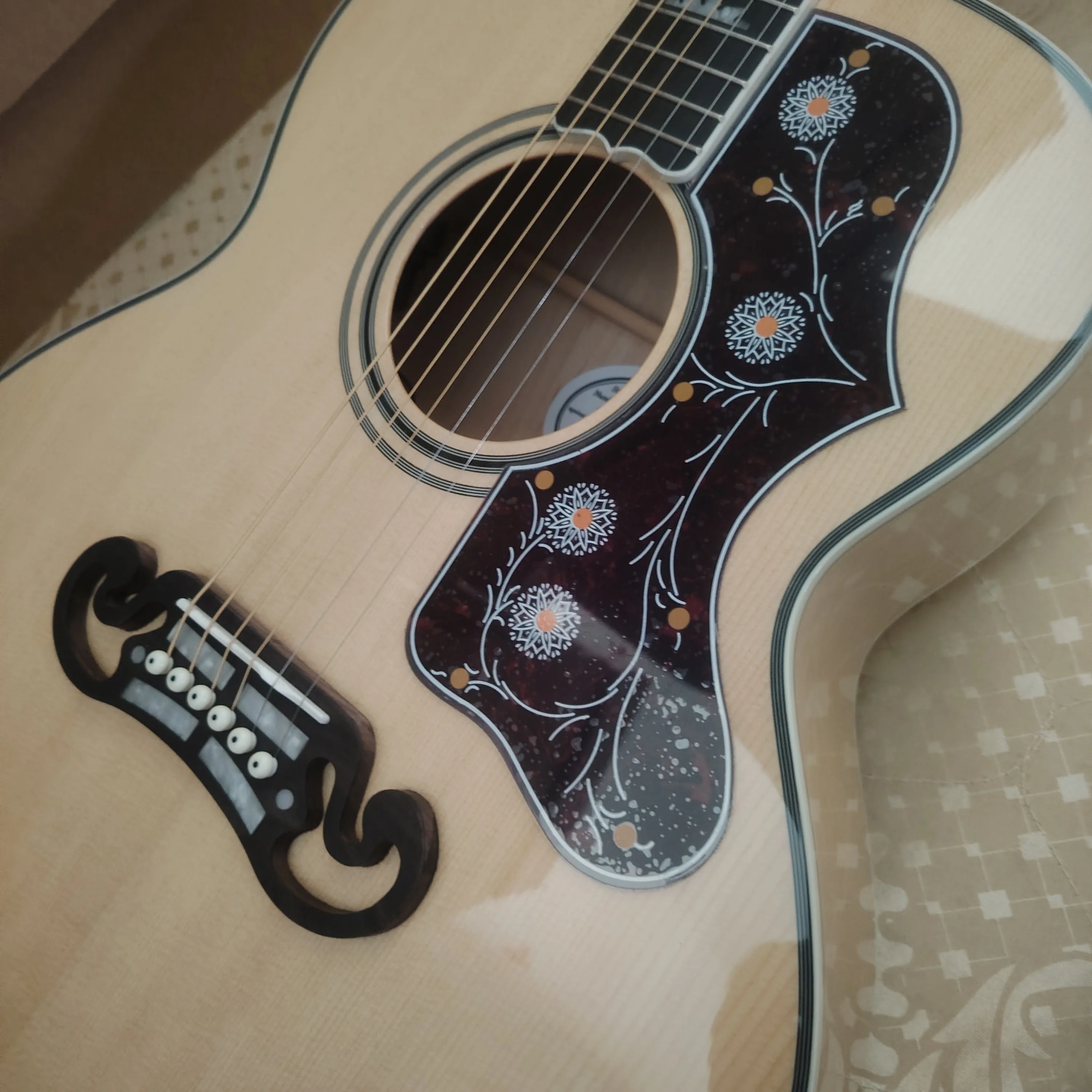 

43 inches//301EQ/transparent wood color/folk guitar/solid spruce top/redwood fingerboard/20 sound columns/6 strings/J200