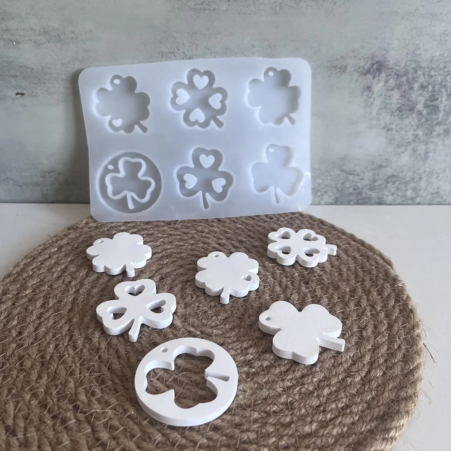 Four-leaf Clover Keychain Silicone Mold 6 with Four-leaf Clover Pendant Listing Gypsum Epoxy Mould