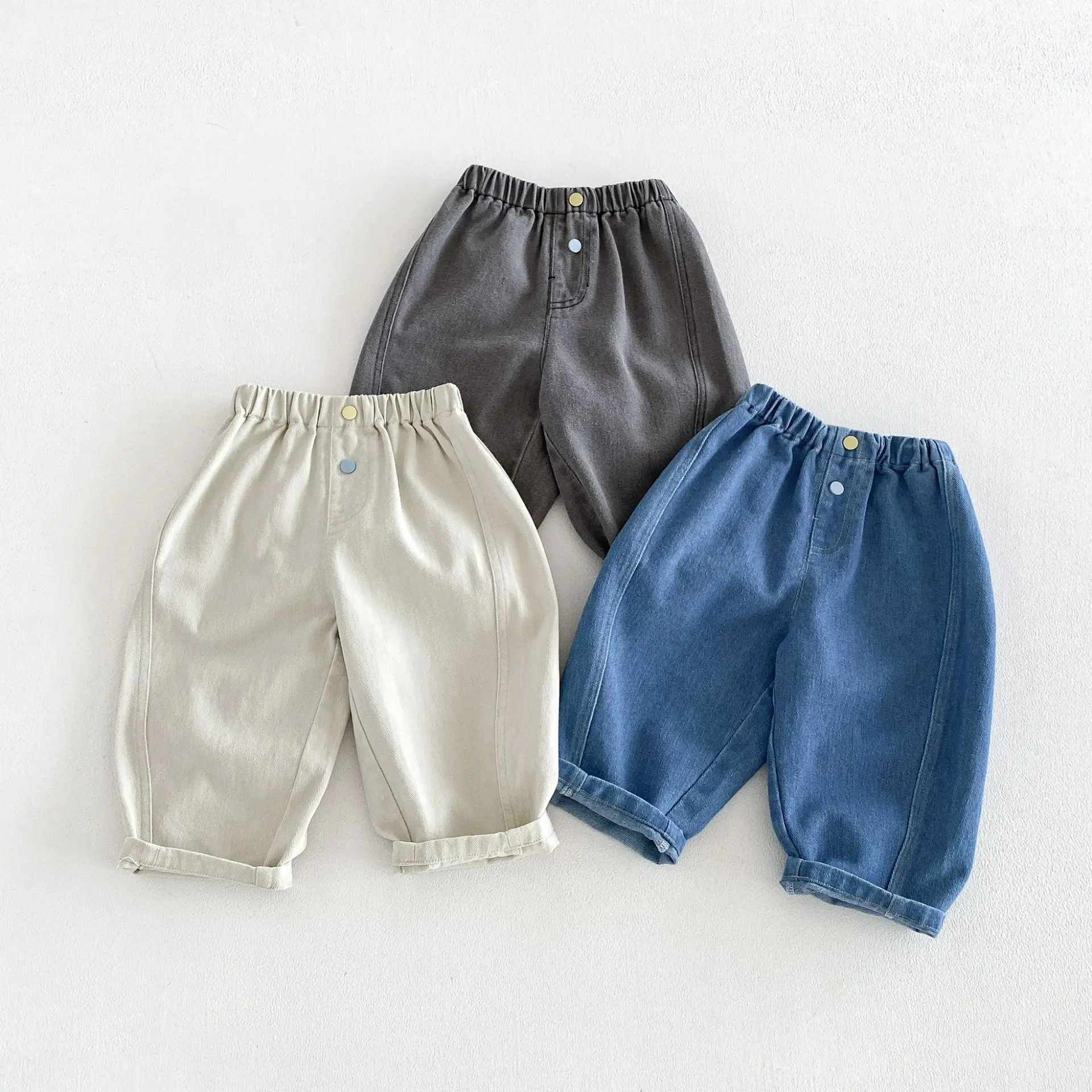 2026 Herbst Kinderhosen Einfarbige Mädchen-Jeanshosen Schlichter Stil Herbst-Jeans für Jungen Weiche Haremshosen – Detail 4