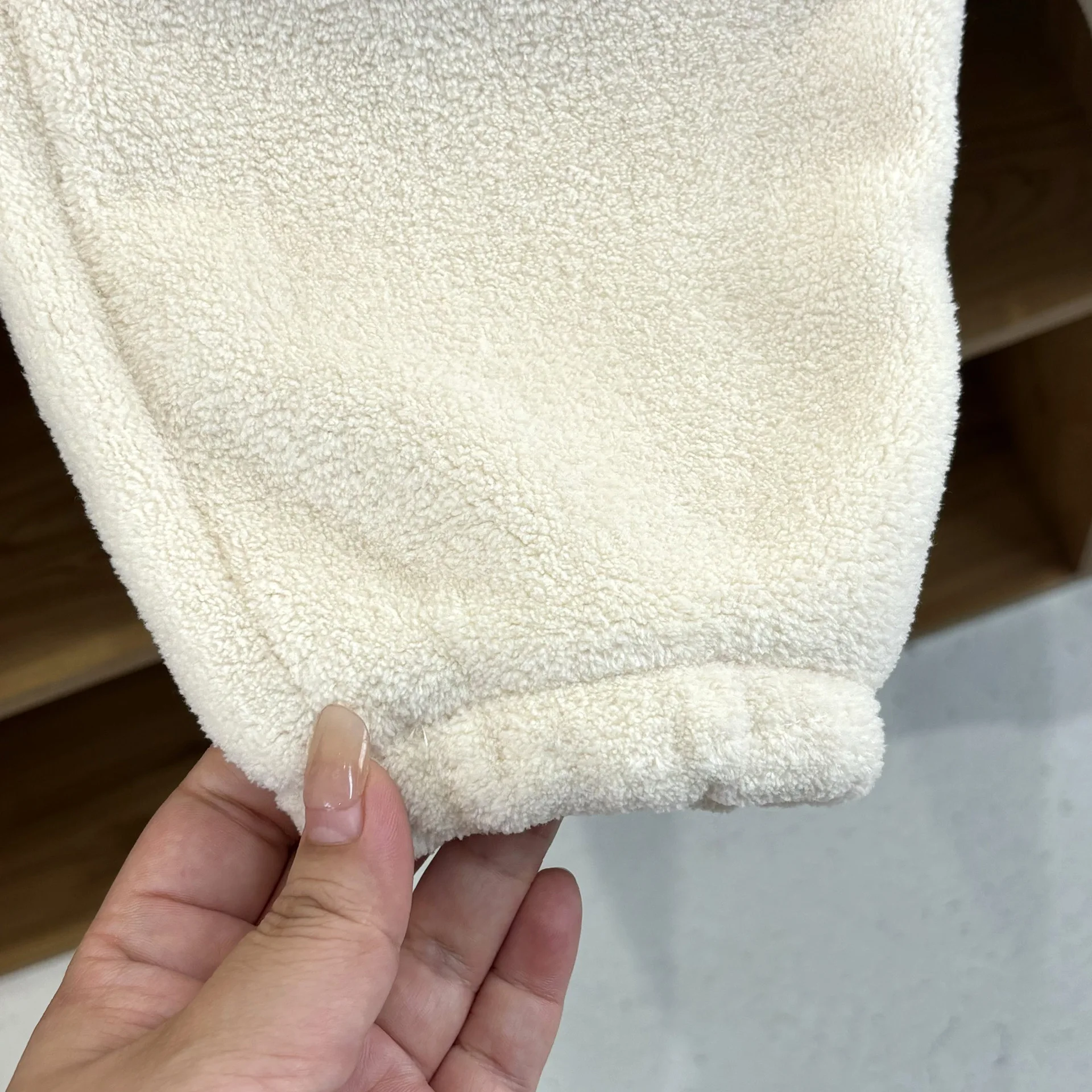 2026 Herbst Winter Lammfell-Sets Baby Jungen Mädchen Einfarbig Plüsch Dick Warm Revers Reißverschluss Mantel+Hose 2-teiliges Kinder Freizeitoutfit – Detail 12