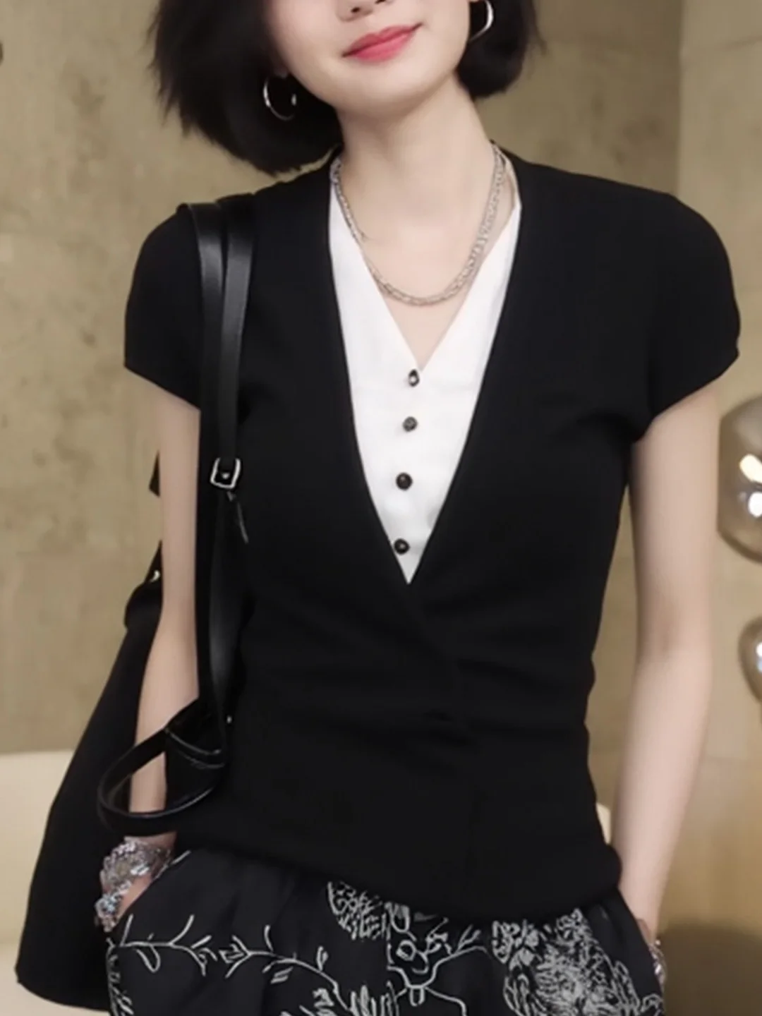 

Summer 2025 Women's Faionable ort Sve V-Ne Design Color Blo Top Trendy Fake Two-Piece Sle Comfortable Korean Ver...