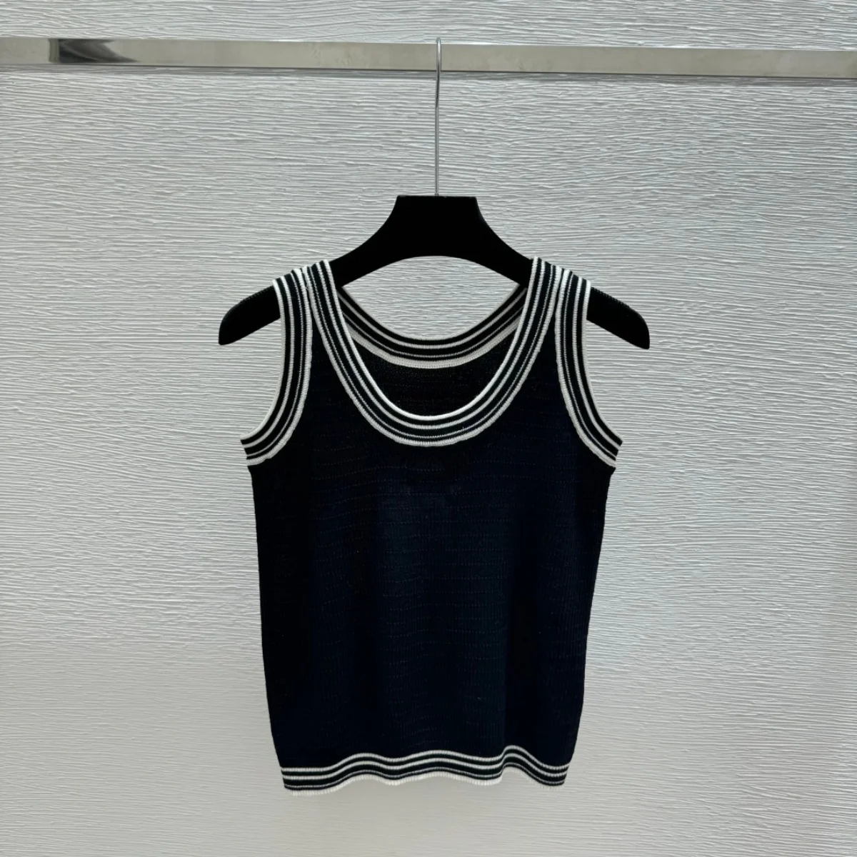 2026 High Quality Women's Wide Shoulder Strap Black and White Stripe Slimming Pit Strip Sleeveless Tank Top--hb804