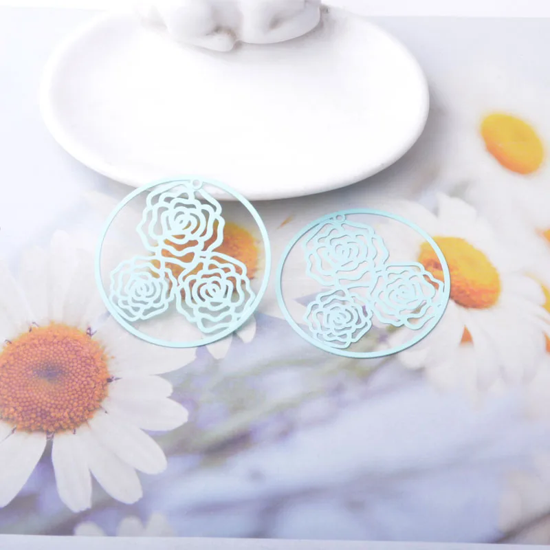 20 Stück AB932 Messing-Schmuckanhänger in Hellgolden, Große Runde Blumen-Charms, Bemalte Anhänger für DIY Damen-Ohrringe und Accessoires – Detail 13