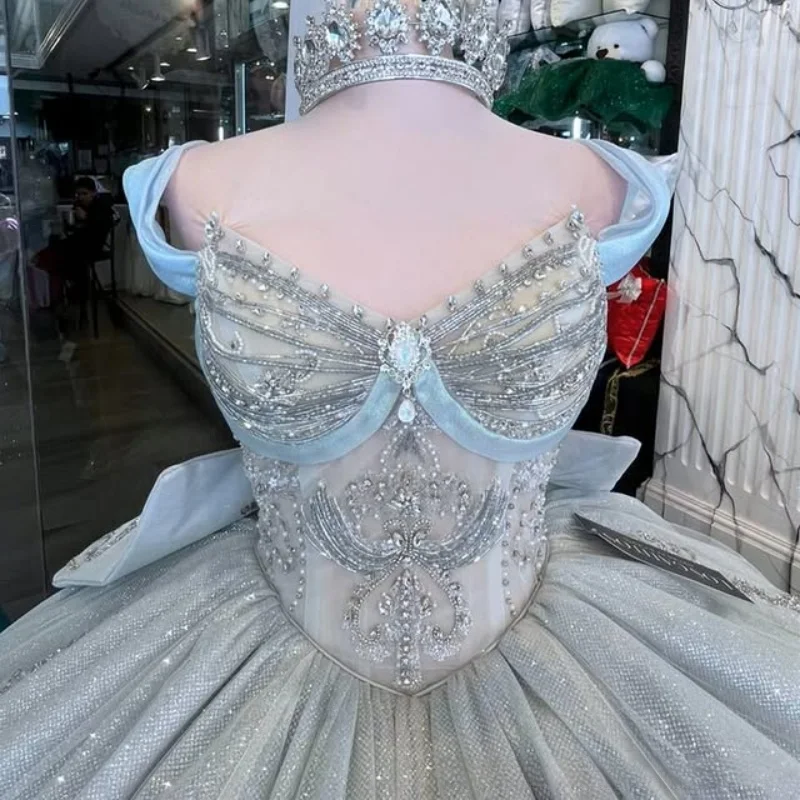 Błyszcząca jasnoszara suknia Quinceañera z koronką, kryształkami, brokatowymi aplikacjami, długim trenem i kokardą, vestidos de 15 Quinceañera ﻿ Dostosowane