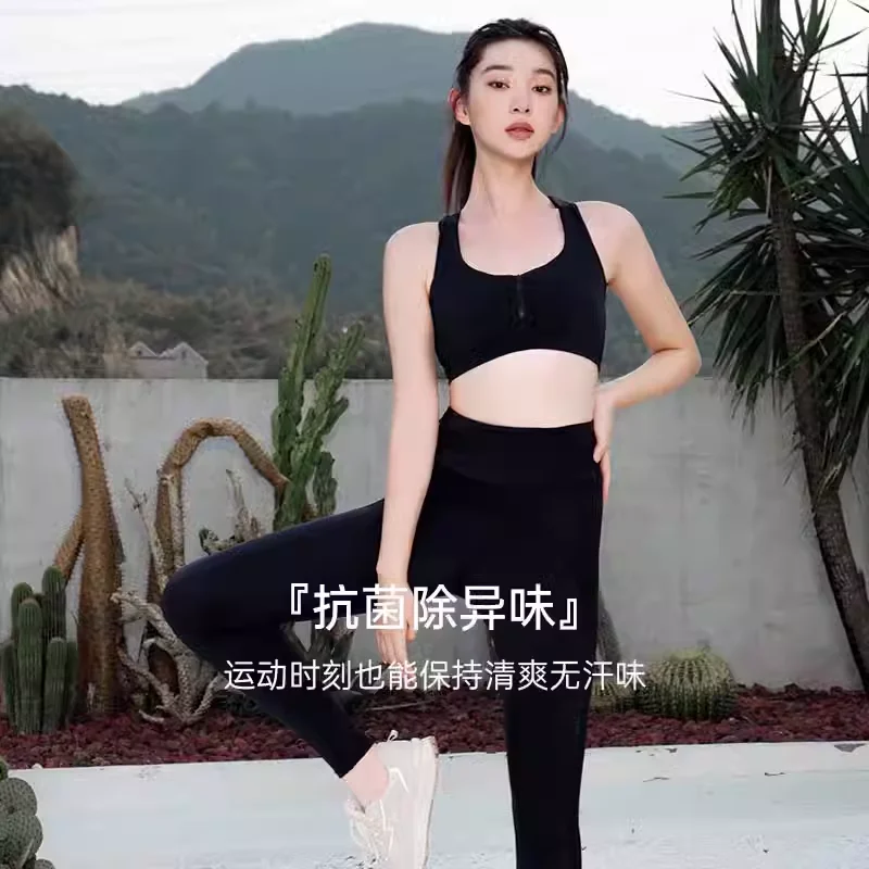 

Mid strength sports bra with front zipper for easy on and off, running and skipping rope for a relaxed and comfortable experienc