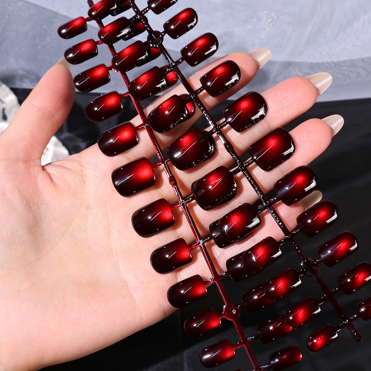 Usando flocos de unhas brancos estilo universitário doce com produtos de unhas falsas destacáveis cor de vinho