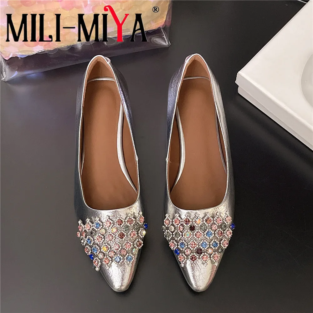 

MILI-MIYA женские туфли на плоской подошве из коровьей кожи с острым носком, красочные украшения с ромбовидной пряжкой, большой размер 35-40 для женщин