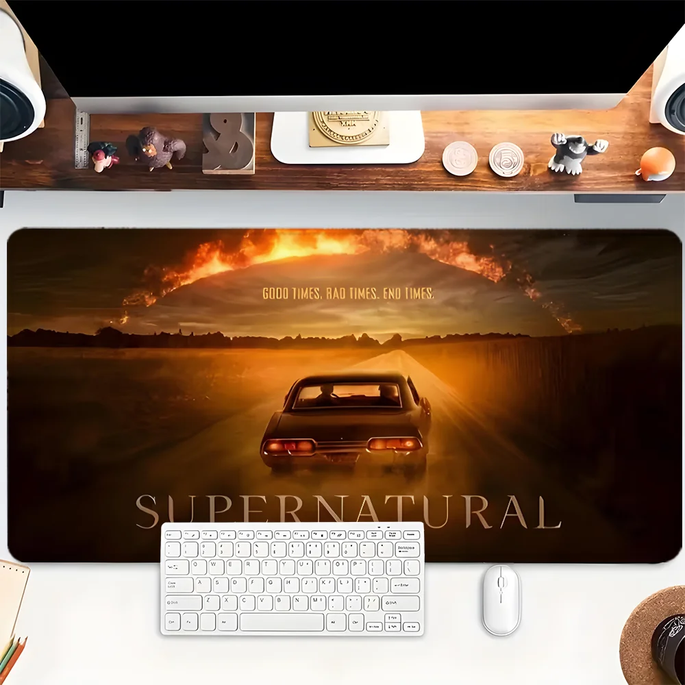 

Коврик для мыши с гоночным автомобилем XXL, игровой коврик для мыши, резиновая основа с прошитыми краями, нескользящий настольный коврик, компьютерные большие настольные аксессуары