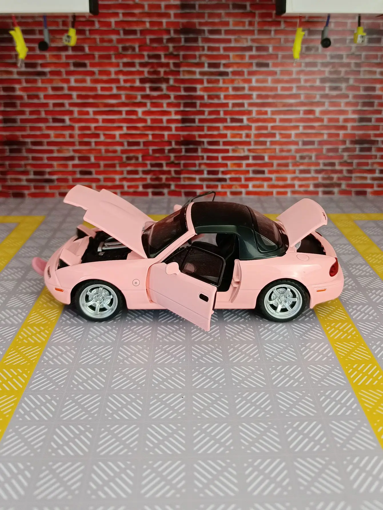 1:32 Mazda MX-5 modello di auto sportiva in lega ornamento convertibile auto giocattolo ribaltabile suono leggero e feedback luminoso regalo per auto per bambini