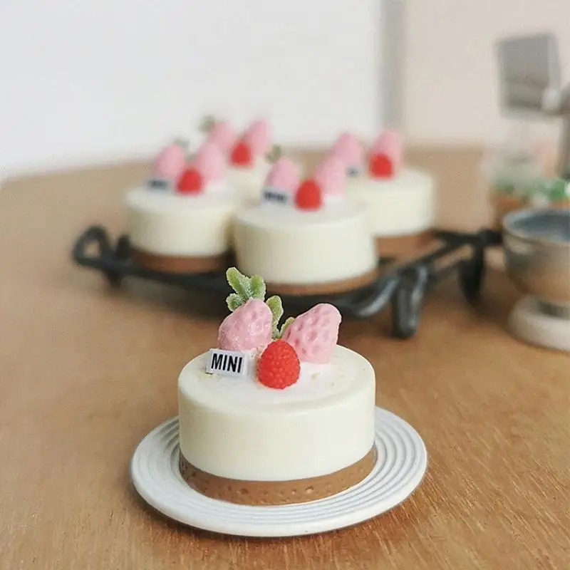 Casa de muñecas en miniatura, arcilla de simulación, pastel de fruta de fresa, Mini modelo de comida para casa de muñecas, accesorios, bonitos juguetes de pastel de panadería, 1 Uds.