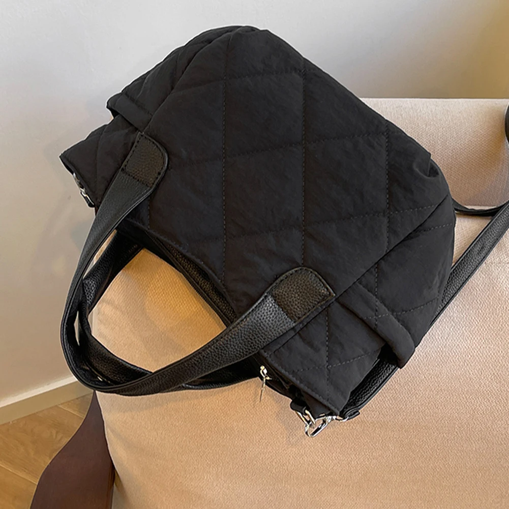 Gesteppte Nylon-Einkaufstasche für Damen, verstellbarer Riemen, gepolsterte Umhängetasche mit Seitentaschen, stilvolle Umhängetasche, einfache Umhängetasche