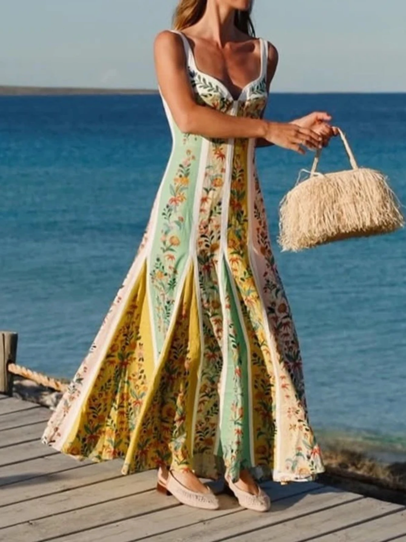 Sukienka w kwiatowy wzór w stylu boho, dopasowana, codzienna, z wysokim stanem, bez rękawów, z odkrytymi plecami, długa, elegancka.