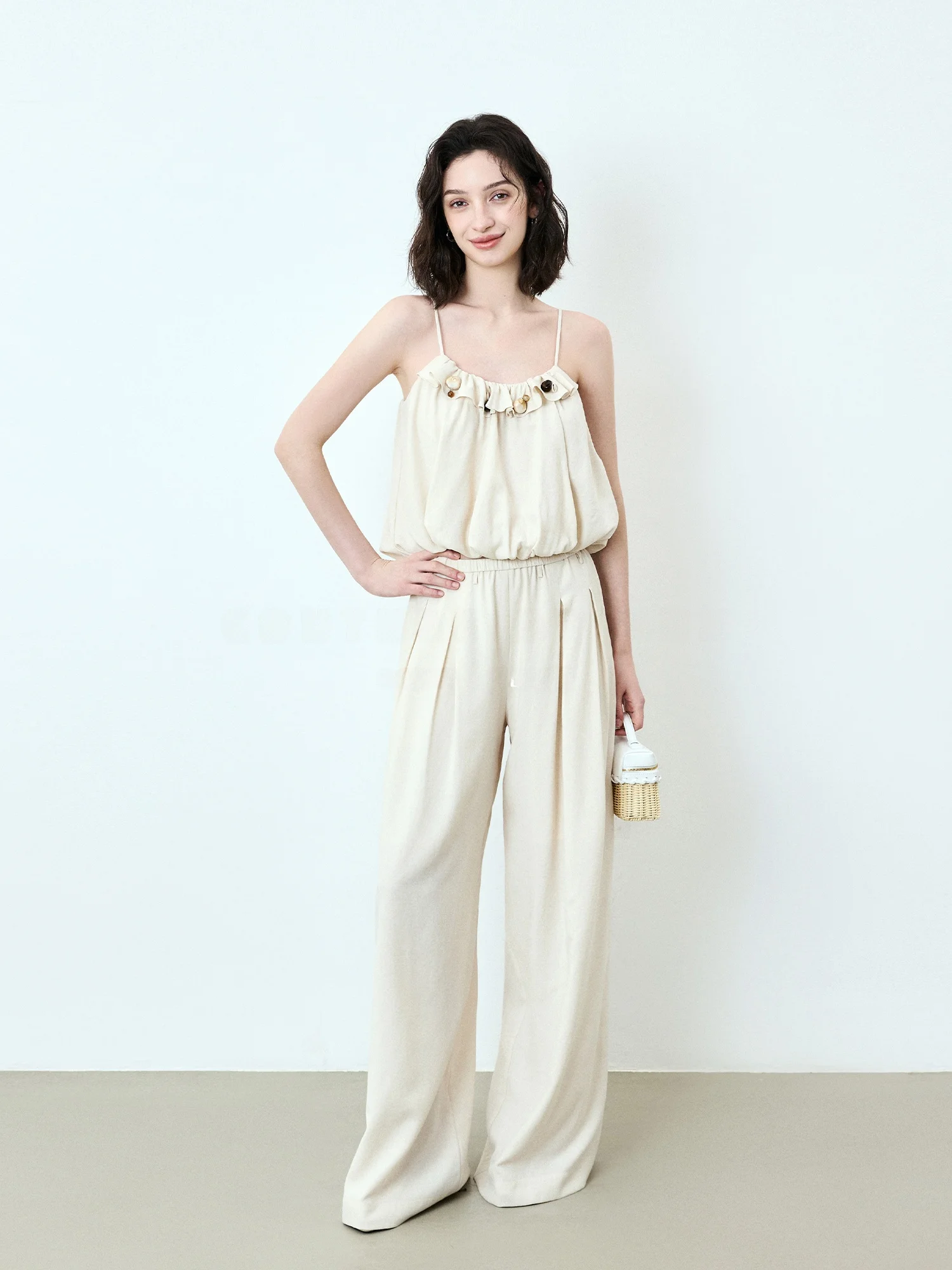 

Комплект из двух предметов: брюки с высокой талией и широкими штанинами и топ без бретелек с цветочным принтом. Модный женский комплект для весеннего сезона.