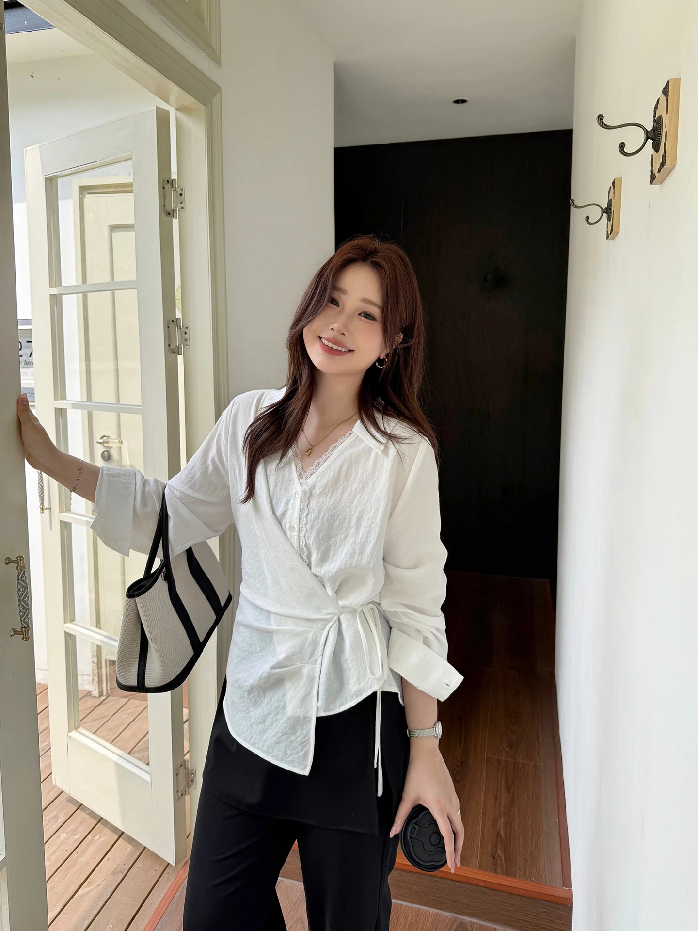 

Шикарная женская рубашка в корейском стиле больших размеров с кружевной отделкой и дизайнерскими вставками, свободного кроя, с длинным рукавом, V-образным вырезом, на пуговицах, повседневная.