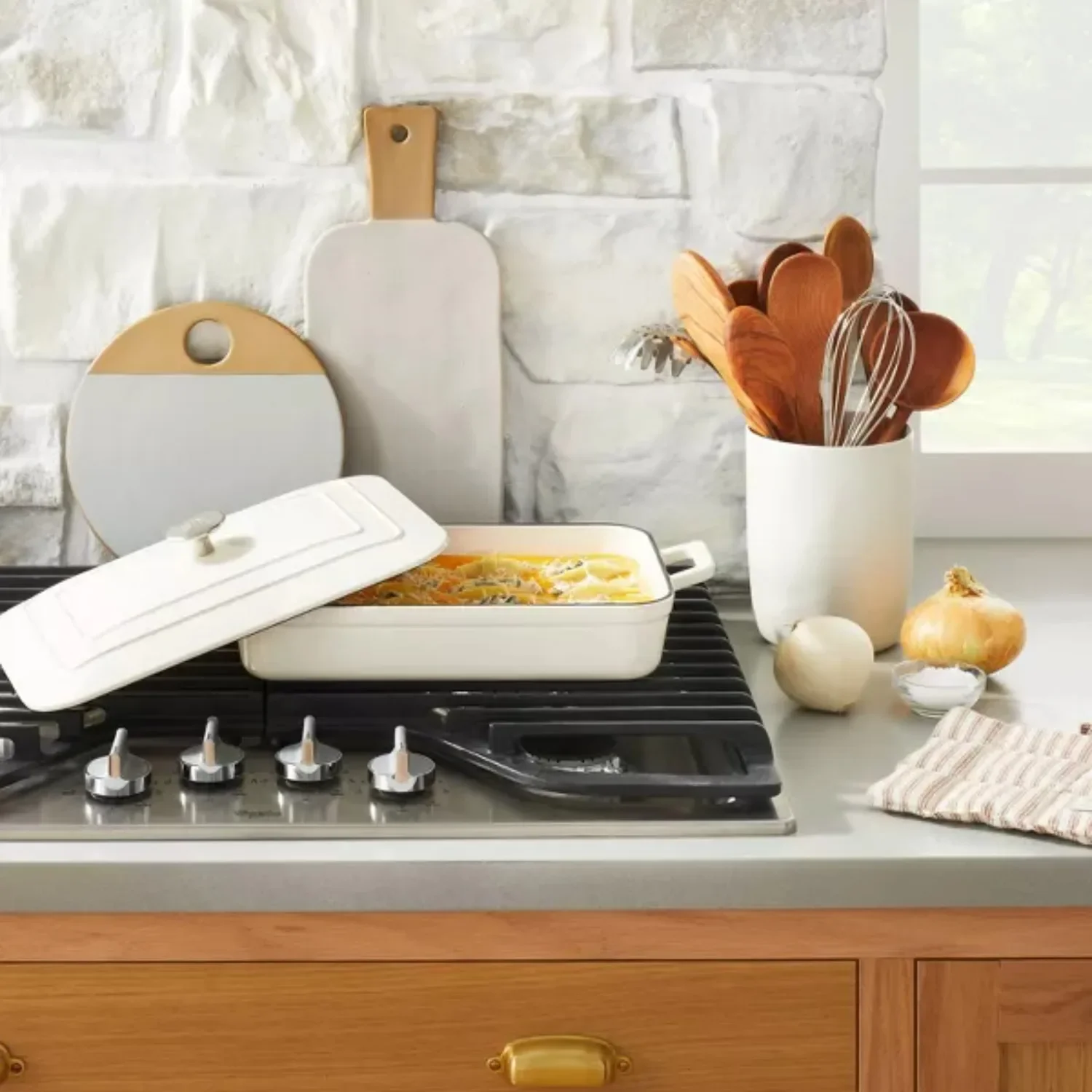 Enamel Coated Casserole/Bakeware Dish with Lid Cream