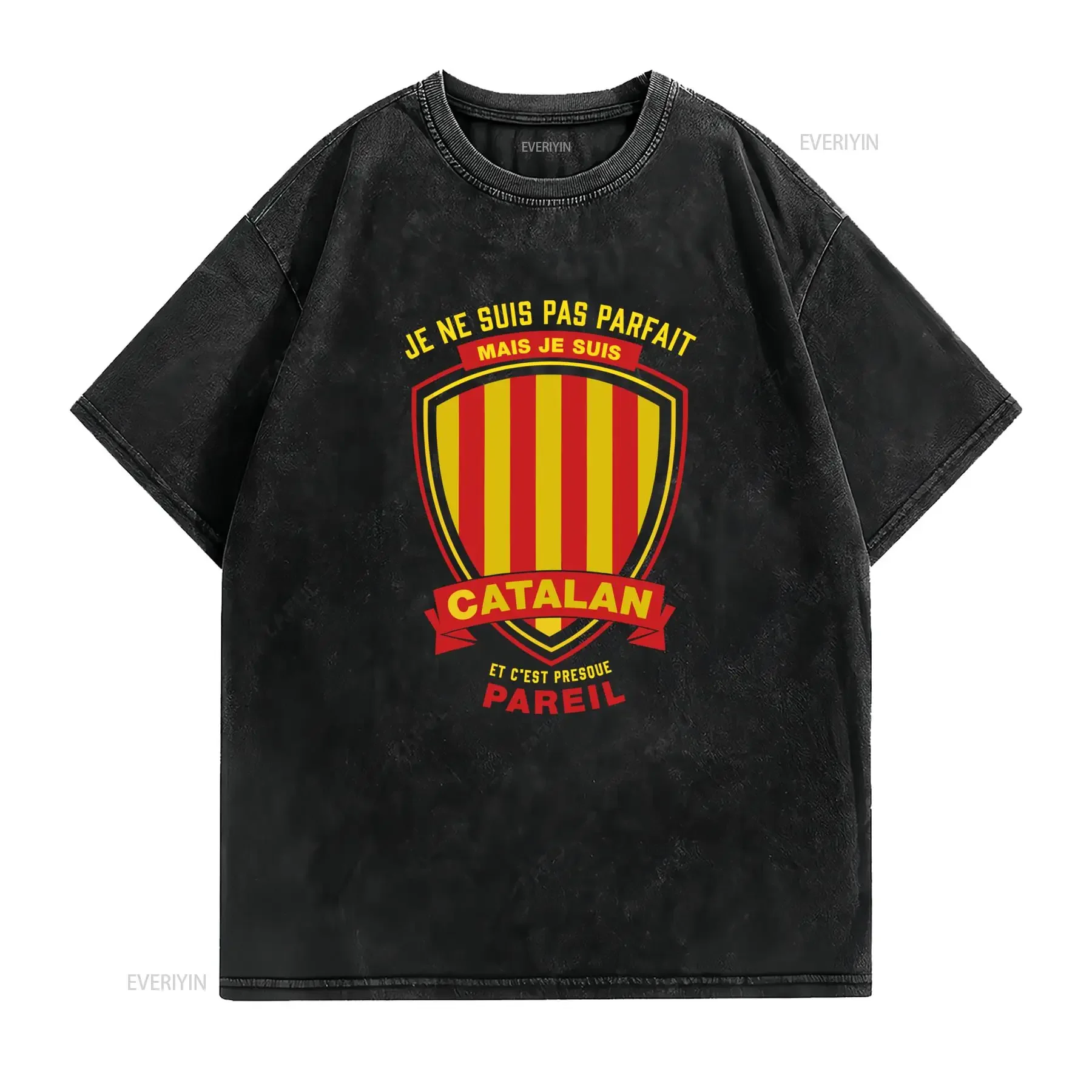 Camiseta de Edición Limitada Cataluña en con Escudo Amarillo y Rojo el Eslogan 'No Soy Perfecto Pero Sí Lo Soy' Corte Regular