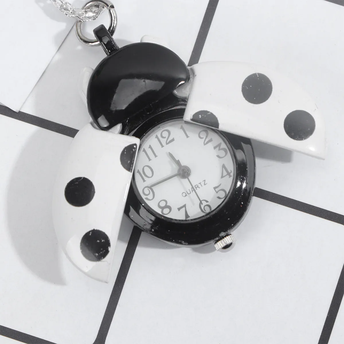 

Elegant Yellow Ladybug Inspired Pocket Watch Retro Quartz Movement Portable Chain Design Dress Up Birthday Present