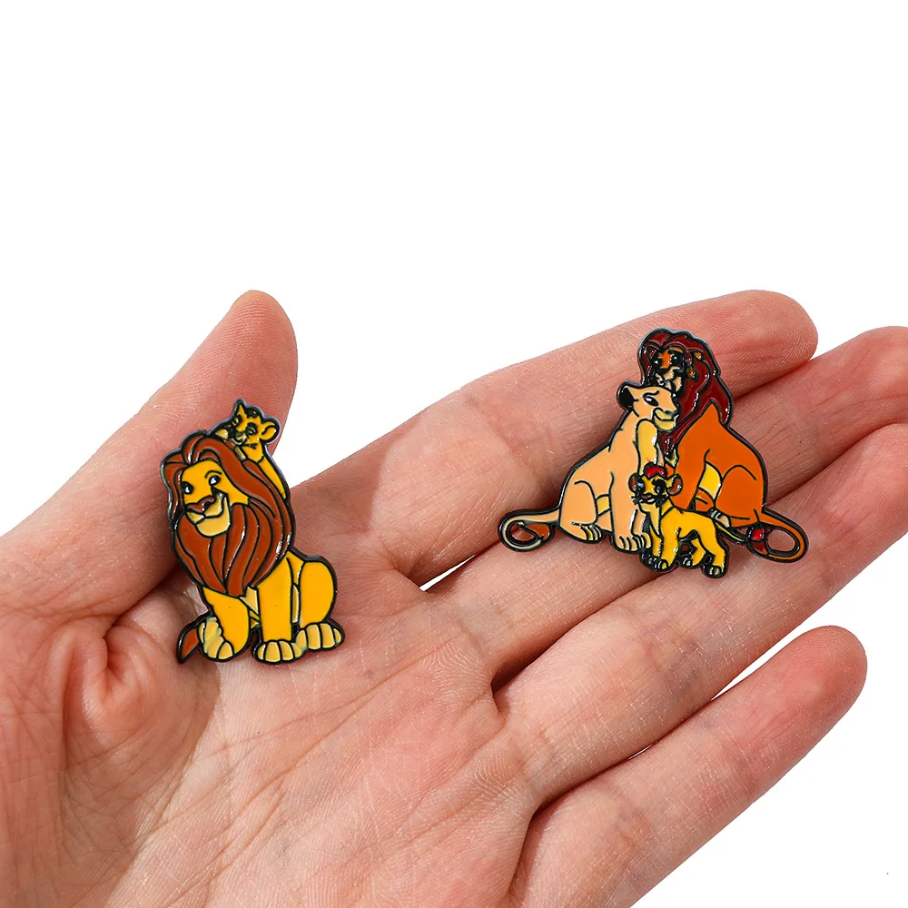 Neue Der König der Löwen Metall Brosche Cartoon Film Simba Nette Hüte Rucksack Abzeichen für Kinder Schmuck Zubehör Emaille Pins Geschenke