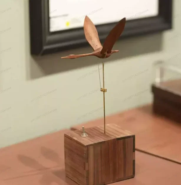 Flying swan, solid wood handmade creative smart tabletop ornament birthday gift toy