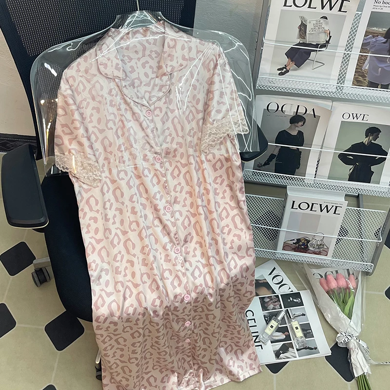 

Новинка 2024, красивая шелковая ночная рубашка с короткими рукавами и длинной длиной, женская летняя пижама, розовая женская ночная рубашка с леопардовым принтом и кружевной отделкой