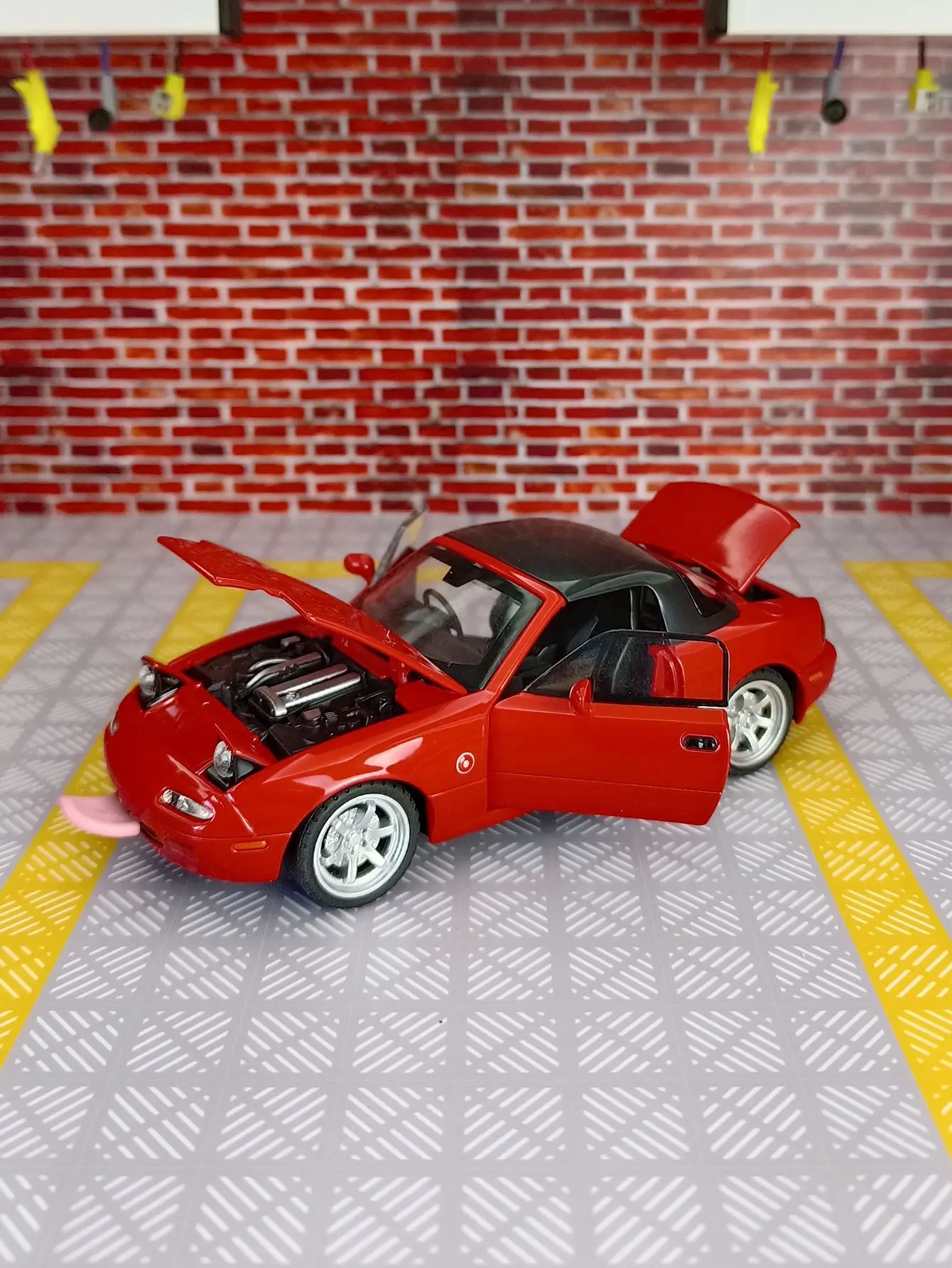 1:32 Mazda MX-5 modello di auto sportiva in lega ornamento convertibile auto giocattolo ribaltabile suono leggero e feedback luminoso regalo per auto per bambini
