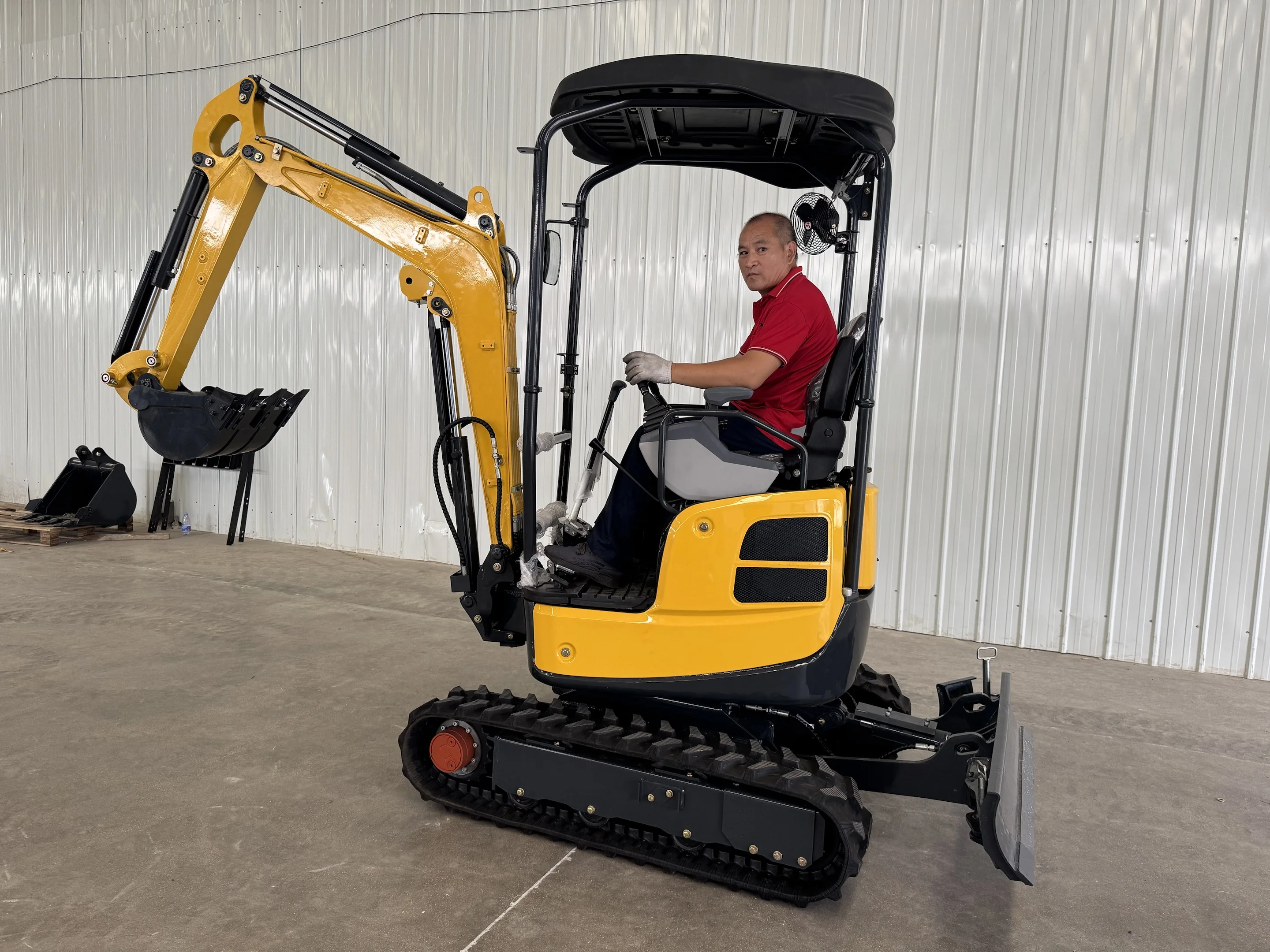 حفارة مزرعة صغيرة معتمدة من CE بطول 1.8 طن متينة وفعالة للوقود ومجهزة بنظام هيدروليكي ذو ذراع قياسي