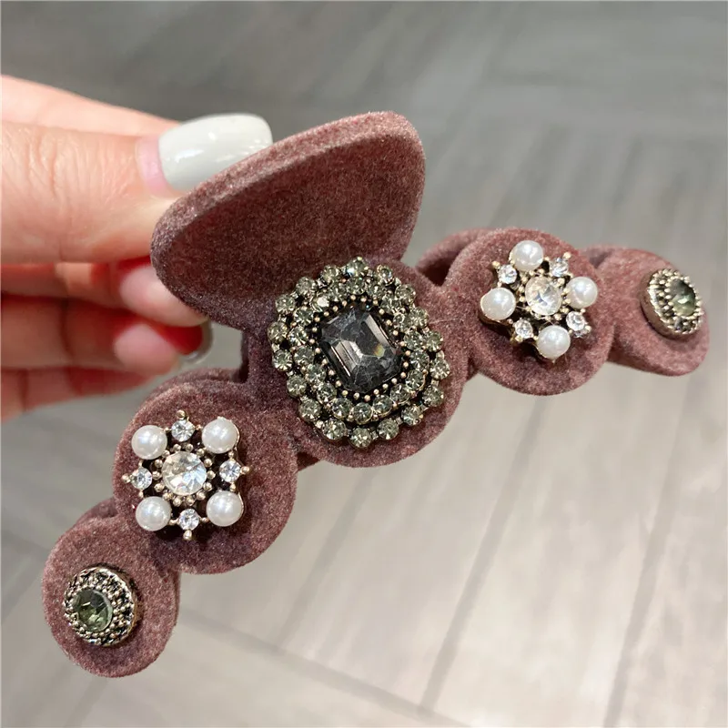 إكسسوار شعر شتوي كوري أسود مخملي متدفق متوسط المنتزع مشبك شعر فاخر مزين بحجر الراين على شكل سمكة قرش للنساء #2