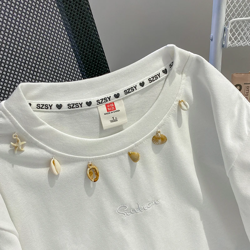 Korean Style 2026 New Arrival White Solid Color Shell-like Pendant Decor Crew Neck Short Sleeve T-shirt Women's Loose Casual Top