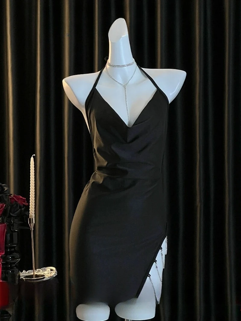 

Сексуальная черная кружевная ночная рубашка для женщин, элегантный дизайн с бретелькой на шее и блестящими деталями цепочки, одежда для сна Pure Desire с высоким разрезом, романтическая