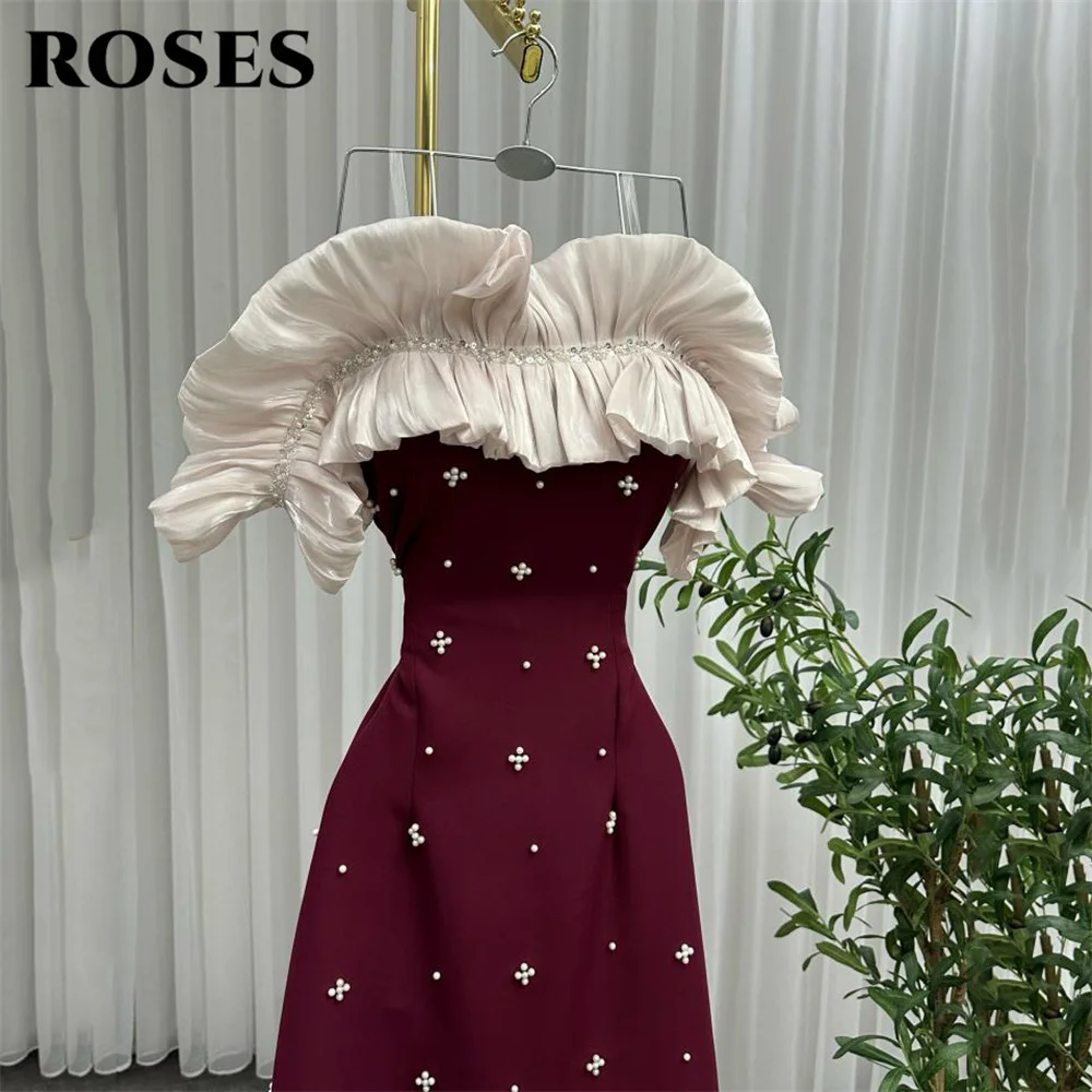 ROSES Burgunderrote Ballkleider, schulterfreies Ballkleid mit Rüschenbesatz und Perlenkreuzverzierungen, Gala-Kleider nach Maß