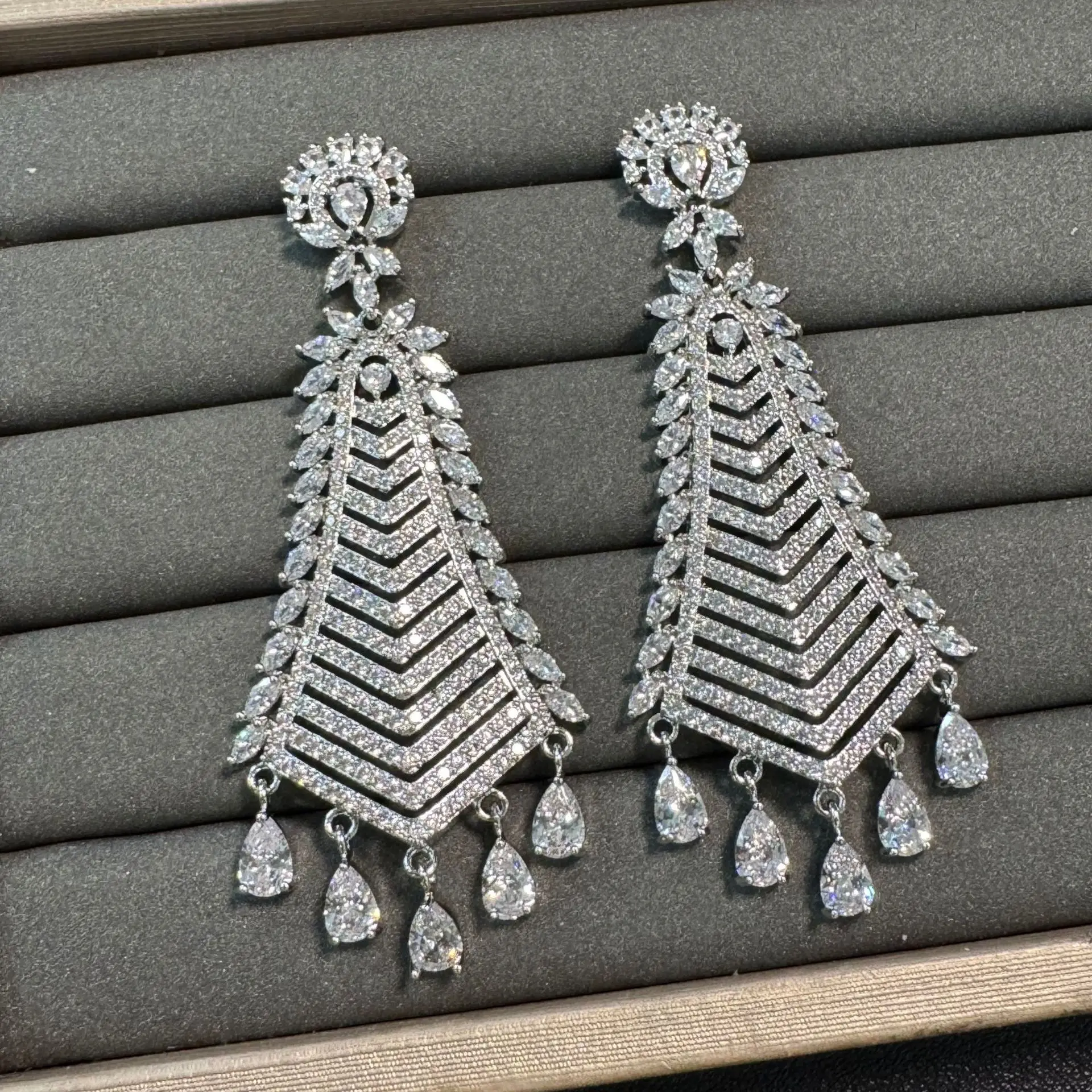 Sparkly Cubic Zirconia Dangle Earrings for Women Wedding Party Elegant Jewelry Gala Event Leaf Drop Earrings for Wedding