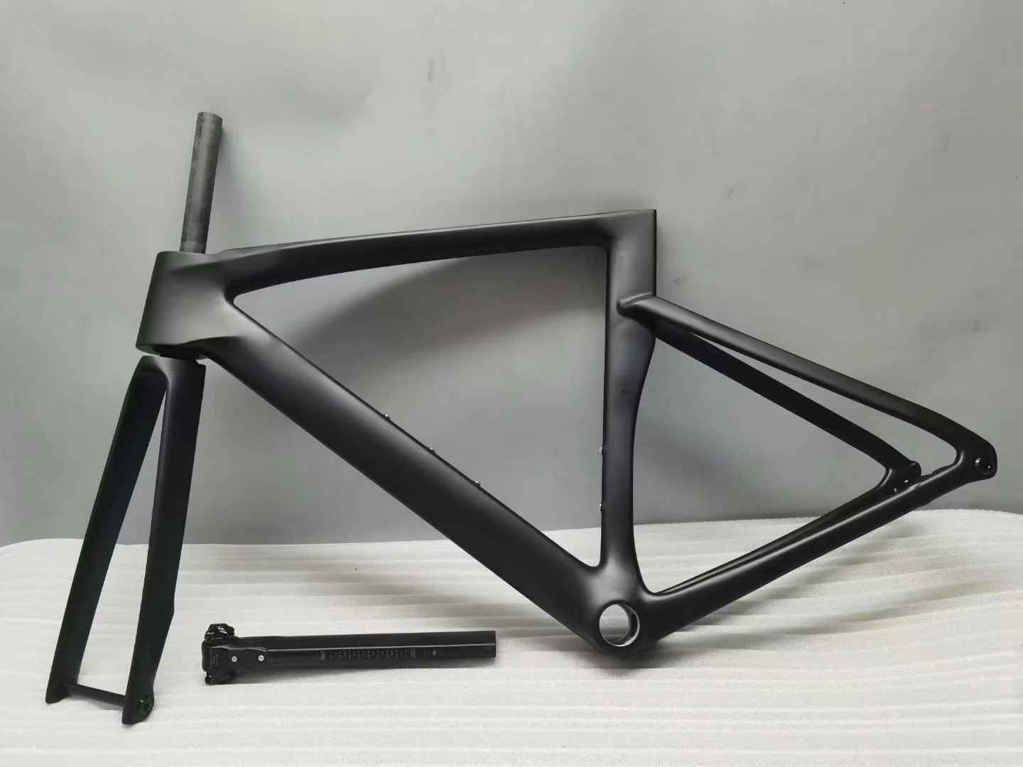 Dark Gray T1100 Carbon Fiber Road Bike Frame Disc Brake BB30 Bottom Bracket Made in Taiwan Contact us for Pictures