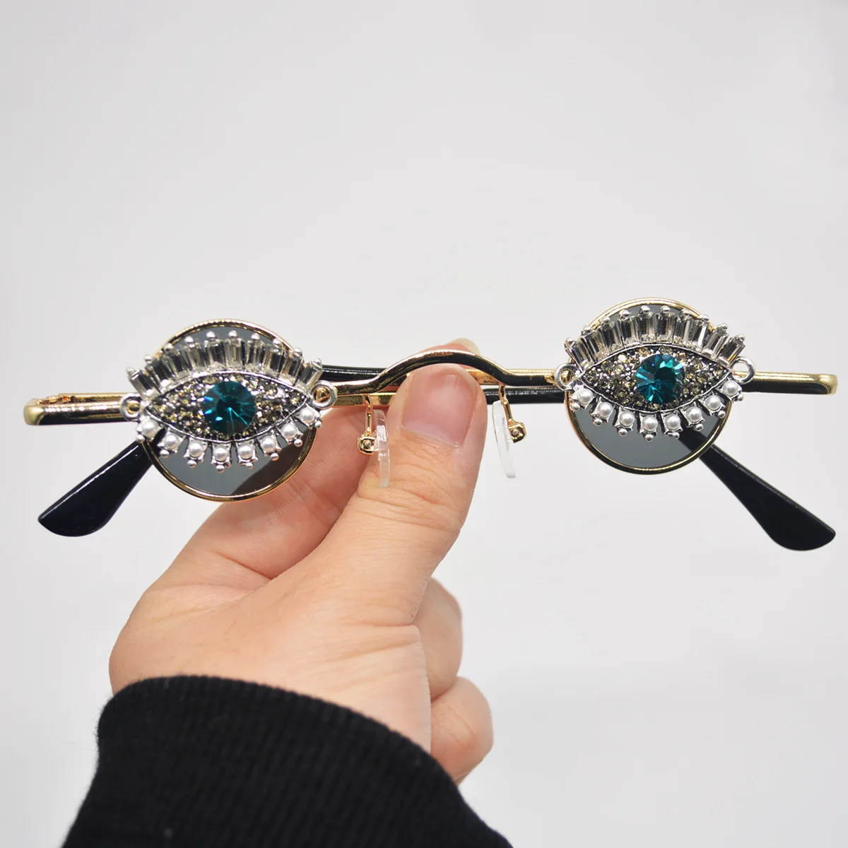 Trendy Exaggerated Personality Diamond Studded Pearl Devil's Eye Glasses Design Sense Small Round Frame Men Women Funny Eyewears