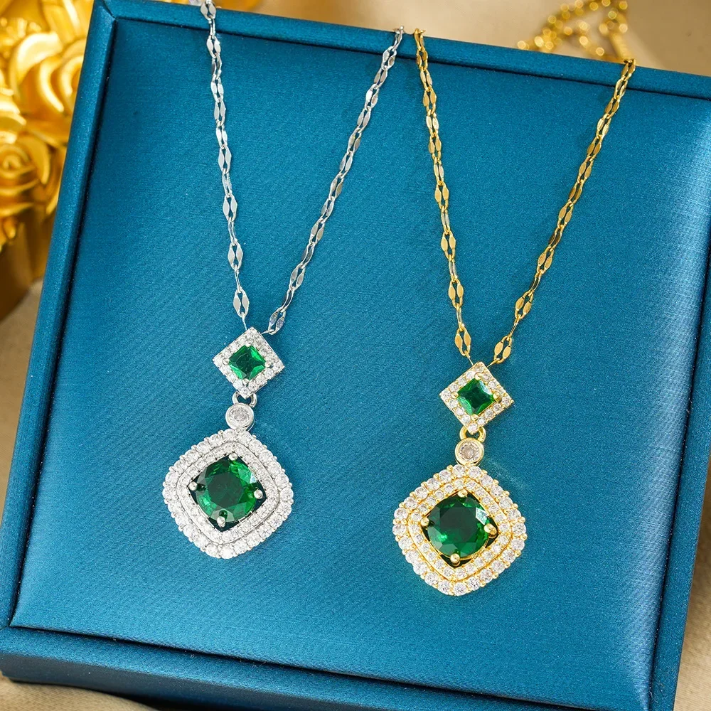 Новое, легкое роскошное женское колье на ключице, украшенное бриллиантами из настоящего золота и изумрудами.