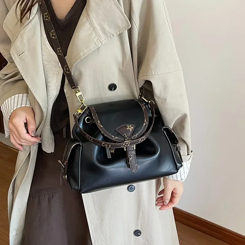 

2025 New! Women's Light Luxury Fashion Bag - Niche Commuter Design, Versatile Handheld/Underarm/Shoulder/Crossbody